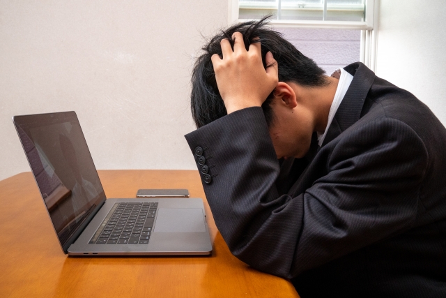 悩む男性の画像