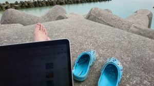 海の近くで仕事をする画像